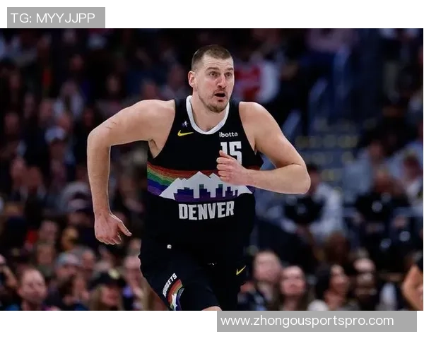 约基奇半场表现稳健但首节意外倒地引发球迷担忧 约基奇半场表现稳健但首节意外倒地引发球迷担忧